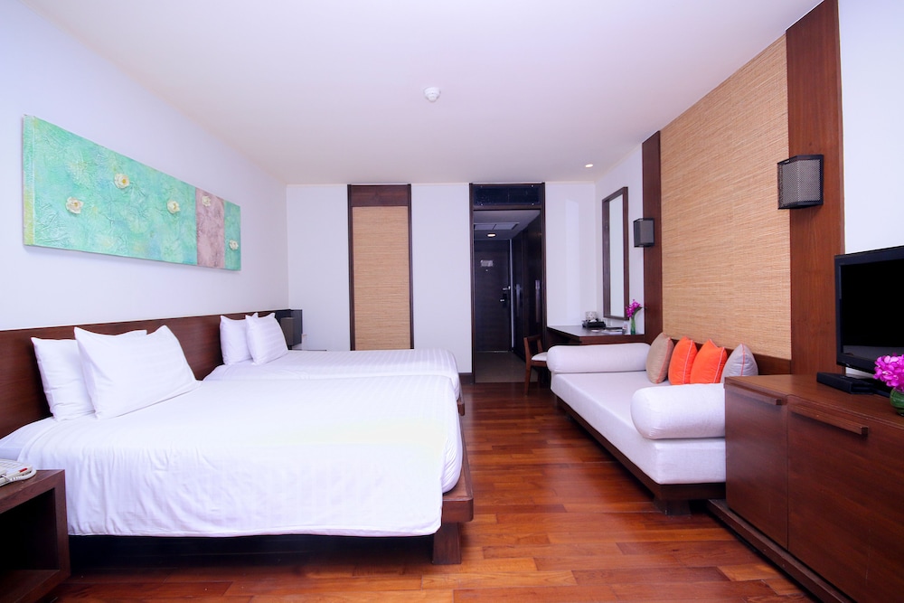 Room, 2 Twin Beds, Pool View