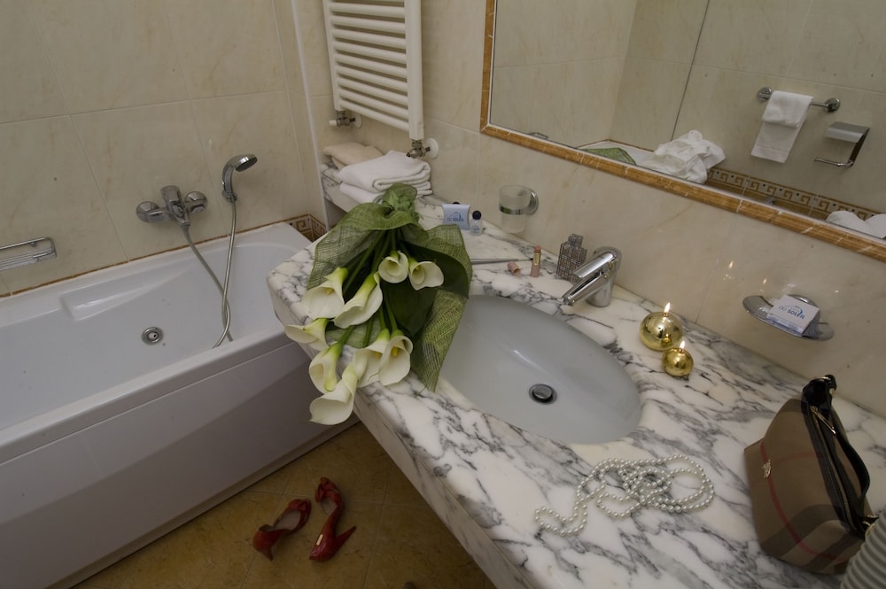 Superior Triple Room, Partial Sea View - Photo 5