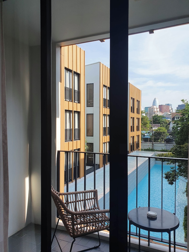 Signature Room, 1 King Bed, Balcony photo 3