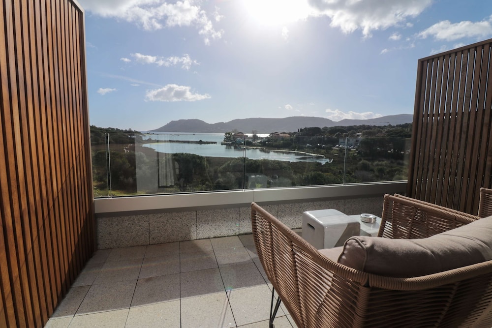 Deluxe Room, 1 King Bed, Balcony, Sea View - Photo 11