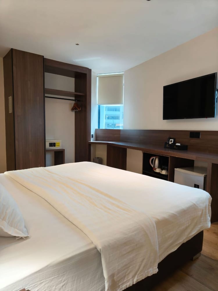 Premier Room, 1 King Bed, City View photo 2