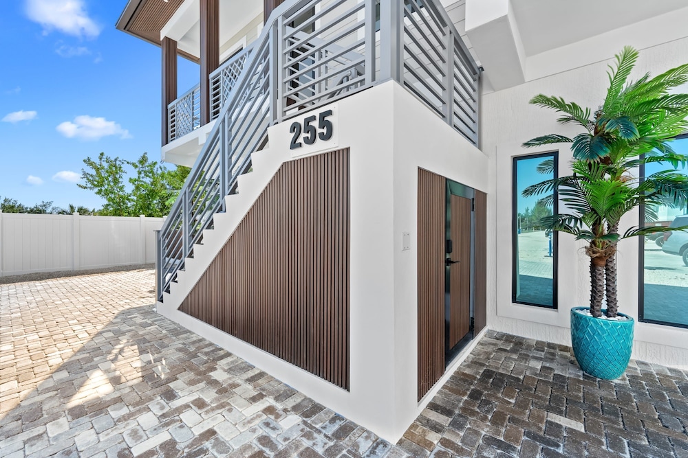 Luxury Seaside Escape ~ Heated Pool w Jacuzzi ~ Elevator ~ Dock ~ Scenic Views, Billede 17