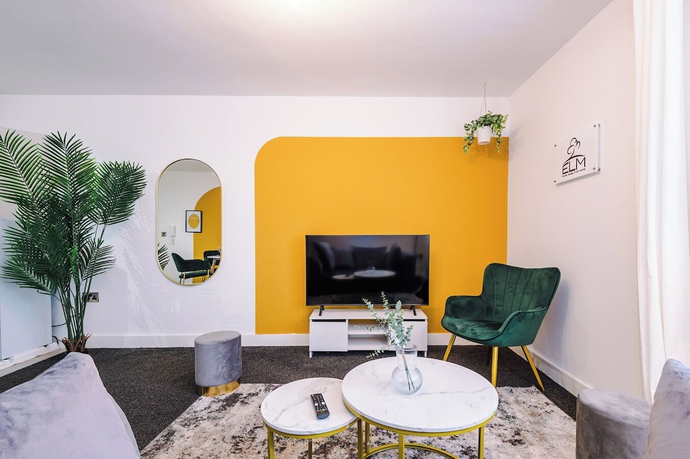 Luxury 1 Bedroom APT / Free parking / Sleeps 4
