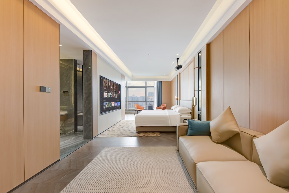 Luxury King Bed Room photo 1