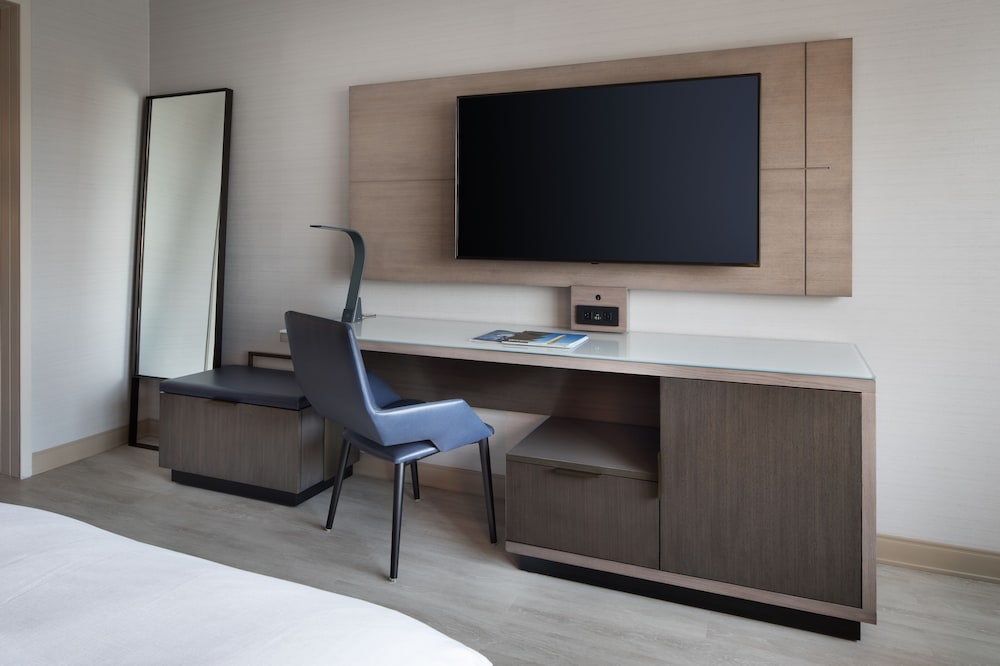 Room, 1 King Bed, Corner - Photo 2