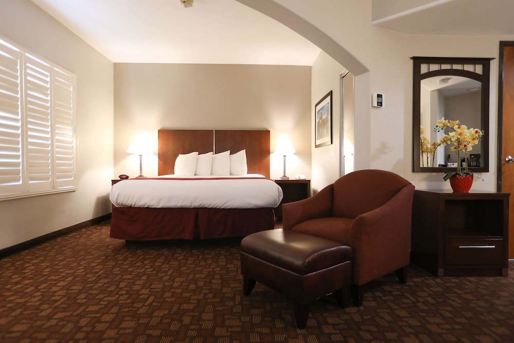 Suite, 1 King Bed, Non Smoking, Jetted Tub - Photo 2