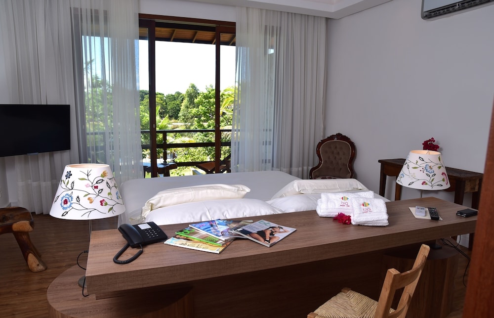 Premium Double Room, 1 King Bed, Non Smoking, Pool View photo 3