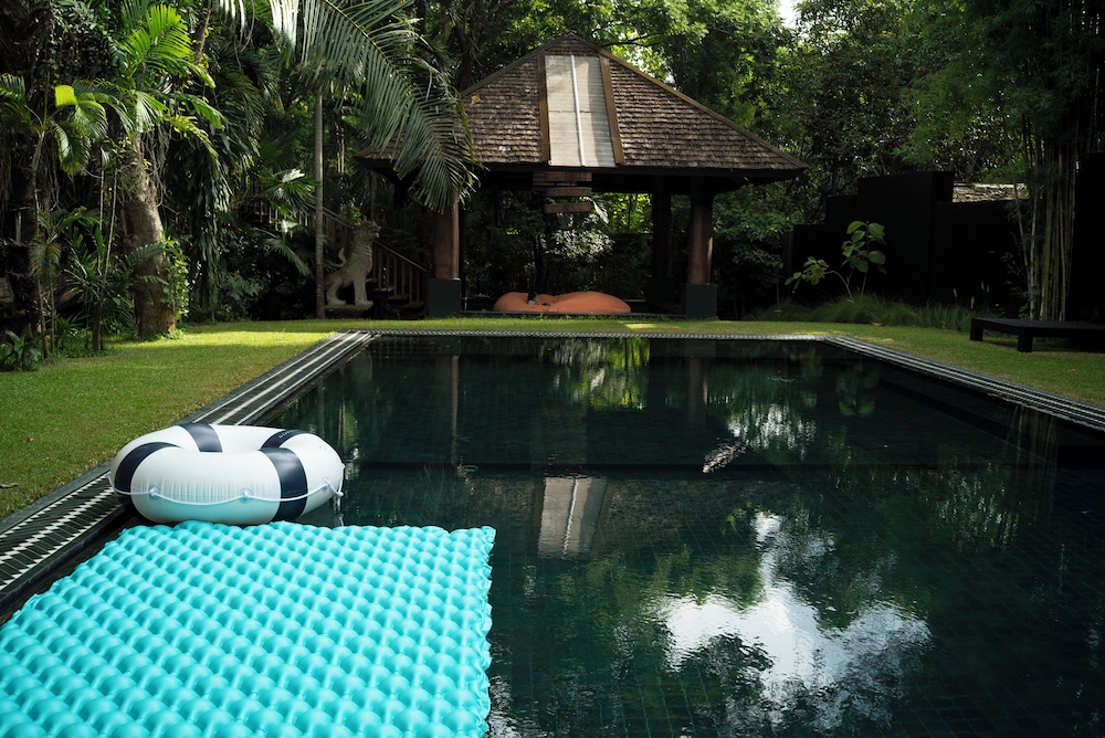 Master Suite, 1 Queen Bed, Pool Access