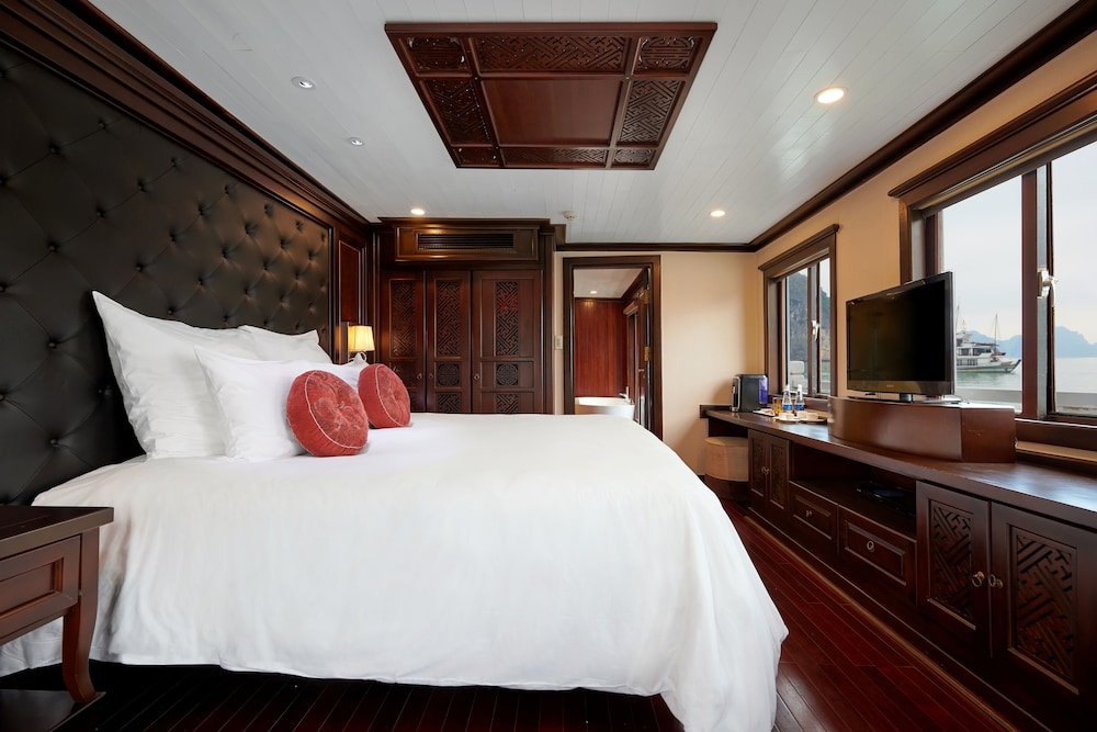 Premium Suite, 1 King Bed, Bay View photo 3