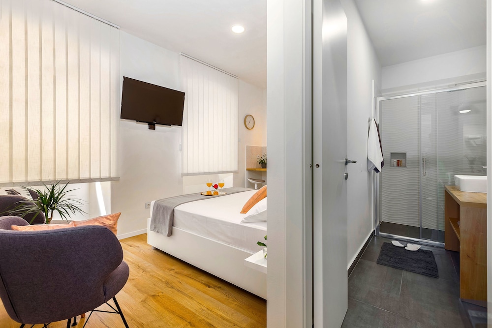Romantic Apartment, 1 Queen Bed, Non Smoking, Kitchenette photo 3