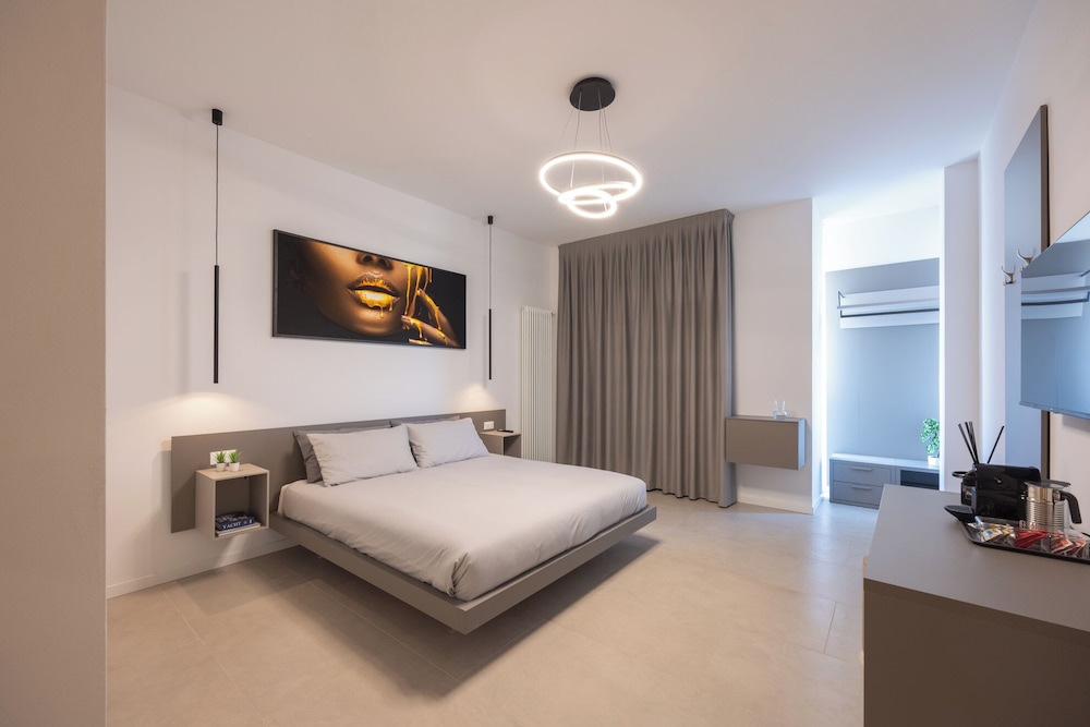 Luxury Room, 1 King Bed, Private Bathroom, City View