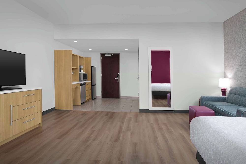 Studio, 1 King Bed, Accessible, Bathtub photo 2