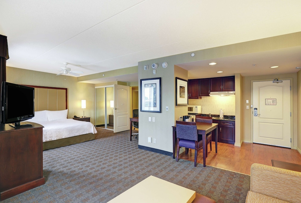 Suite, 1 King Bed, Accessible, Non Smoking - Photo 3