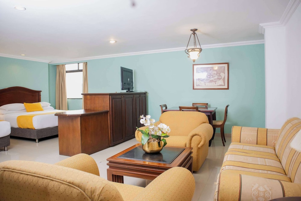Junior Suite, Non Smoking (2 King Beds, Family Room) - Photo 4