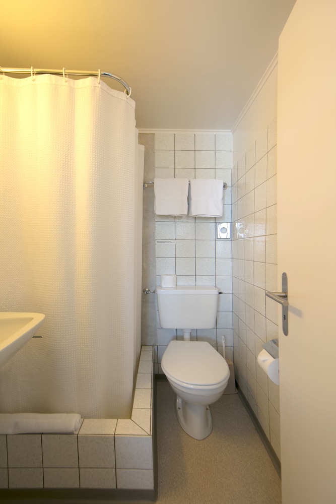 Economy Double Room Single Use, 1 Queen Bed photo 3