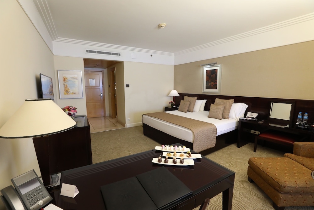 Deluxe Room, 1 King Bed - Photo 7