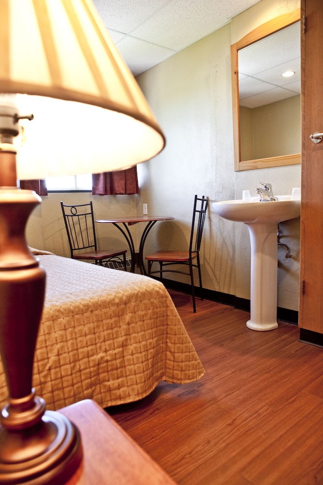 Twin Room, 2 Twin Beds, Shared Bathroom photo 2