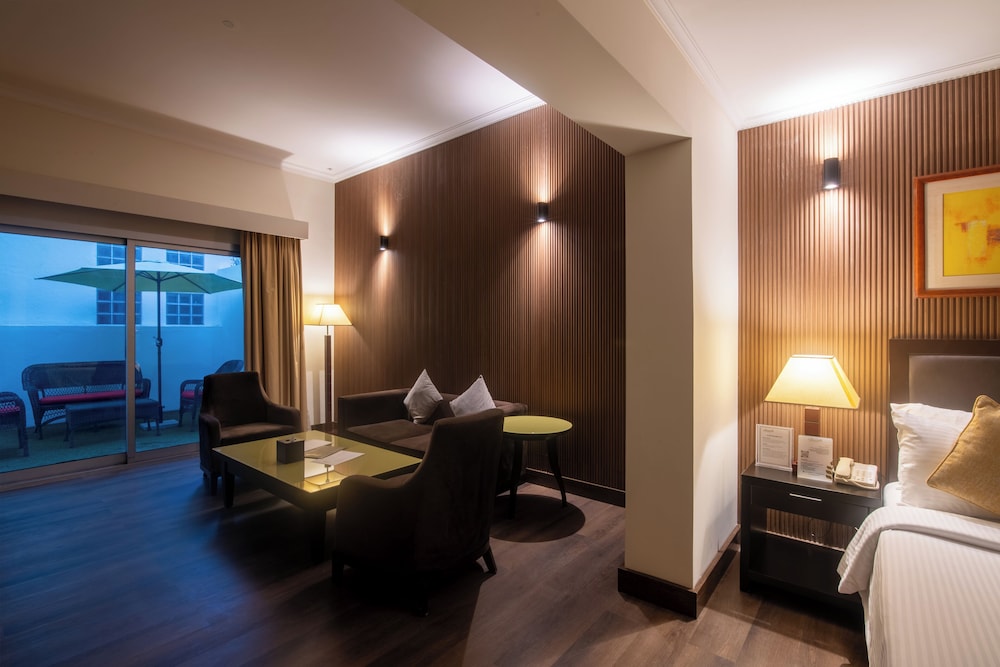 Junior Suite, 1 King Bed, Smoking photo 2