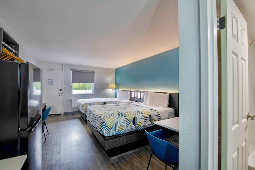 Standard Room, 2 Queen Beds, Non Smoking, Refrigerator & Microwave - Photo 4