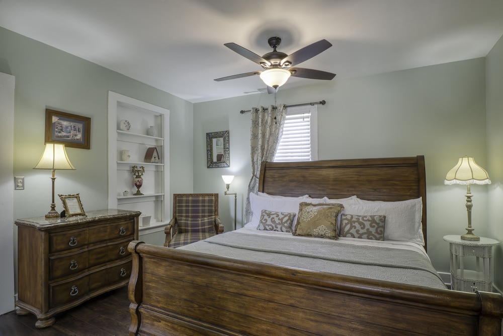 Premier Suite, 1 King Bed, City View (Coquina Suite)