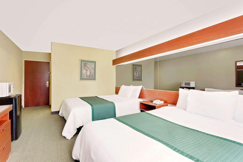 Standard Room, 2 Queen Beds - Photo 2
