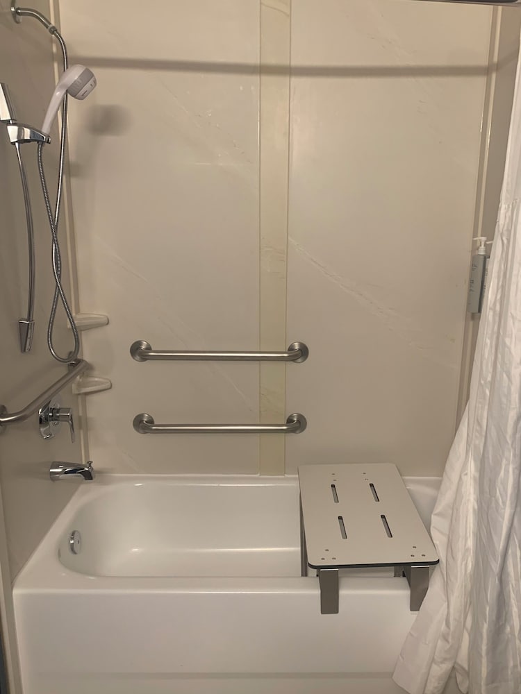 Room, 2 Queen Beds, Accessible, Bathtub - Photo 2