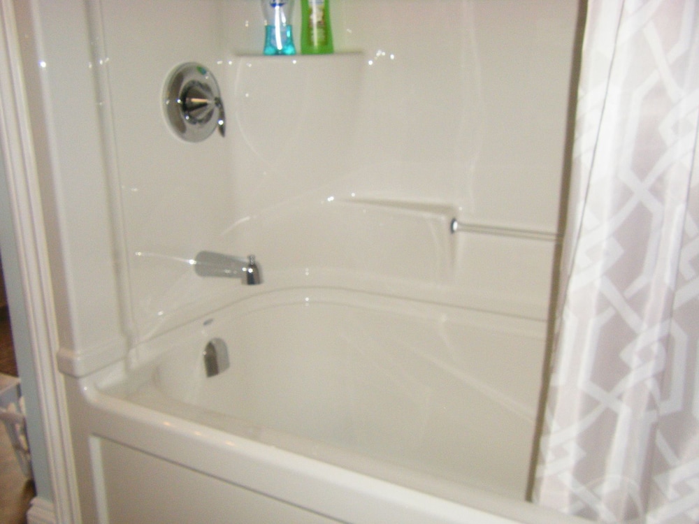 Deluxe Suite, 1 Queen Bed, Private Bathroom photo 2