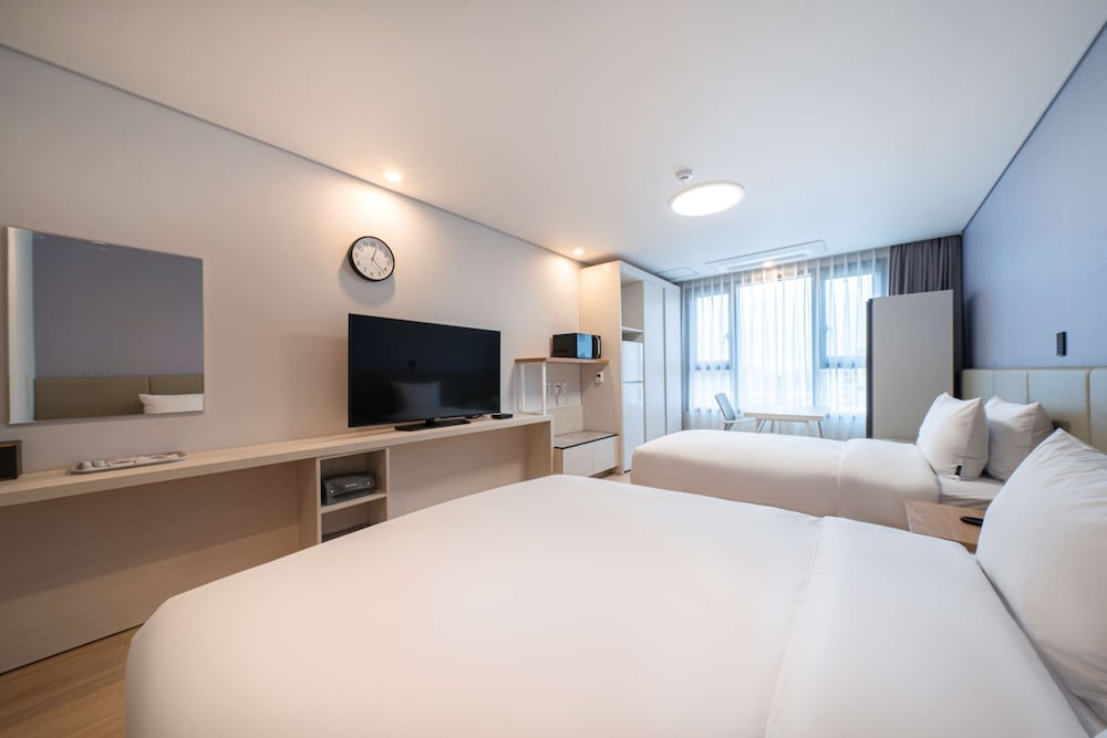 Deluxe Room, Multiple Beds, Non Smoking, Refrigerator & Microwave - Photo 19