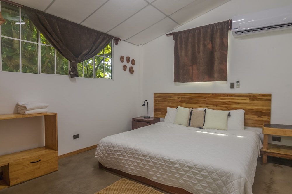 Premium Studio, 1 King Bed, Terrace with HOT WATER