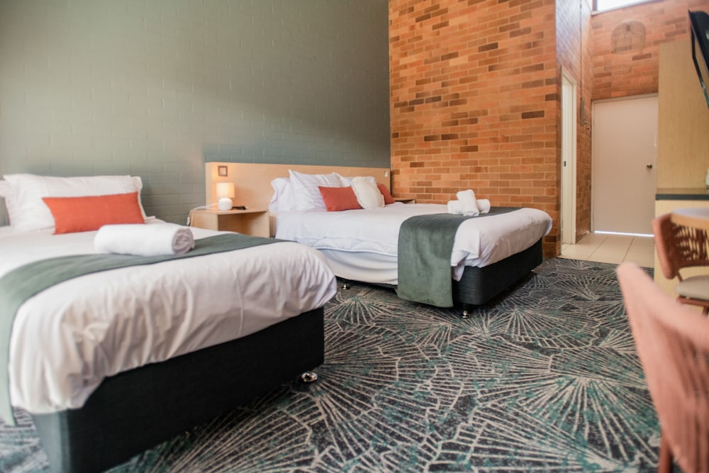 Standard Room, Multiple Beds, Non Smoking, Ensuite photo 2