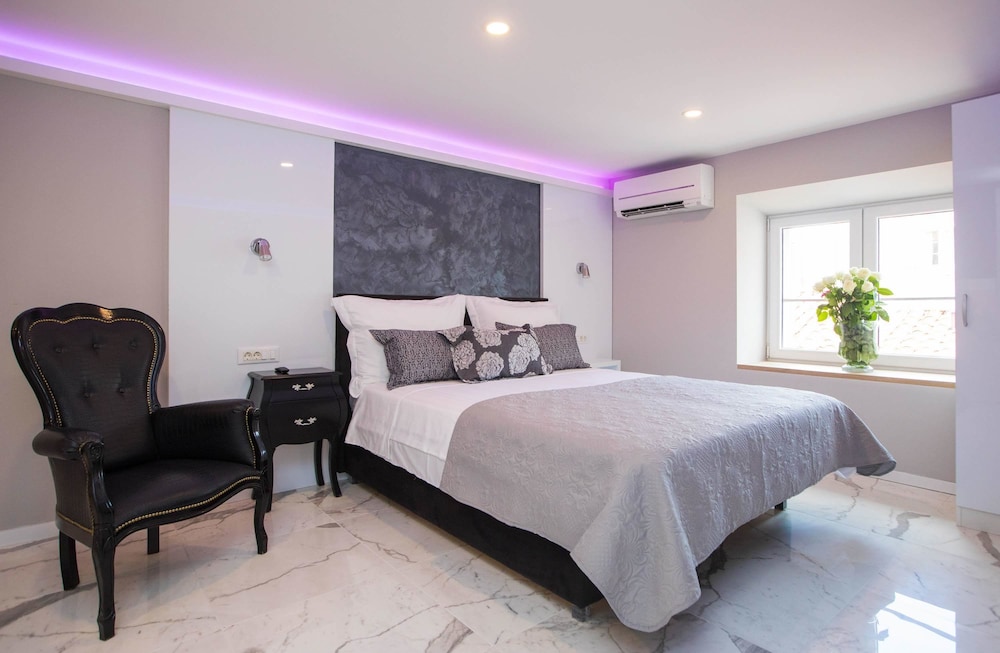 Double or Twin Room (4)