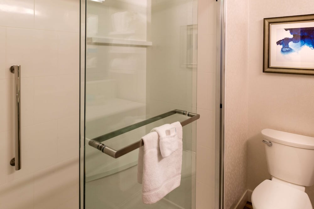 Room, 2 Queen Beds, Accessible, Bathtub (Bathtub) thumbnail 6