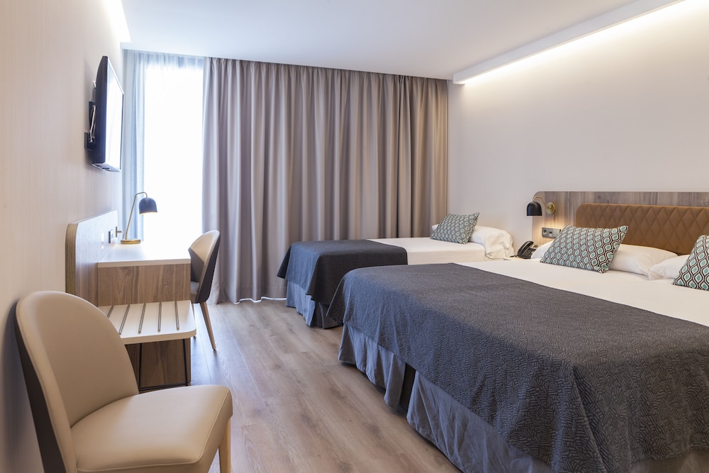 Standard Triple Room, Balcony, City View photo 3