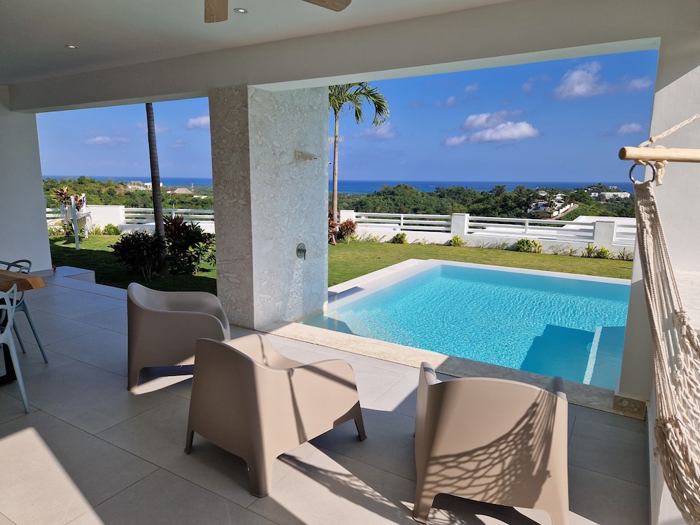 Comfort Suite, 1 King Bed, Pool Access, Poolside photo 2