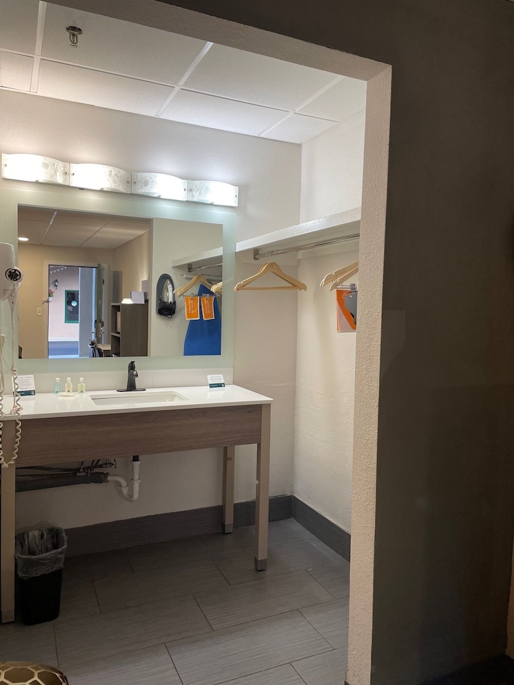 Suite, 1 King Bed, Non Smoking (Upgrade) - Photo 2