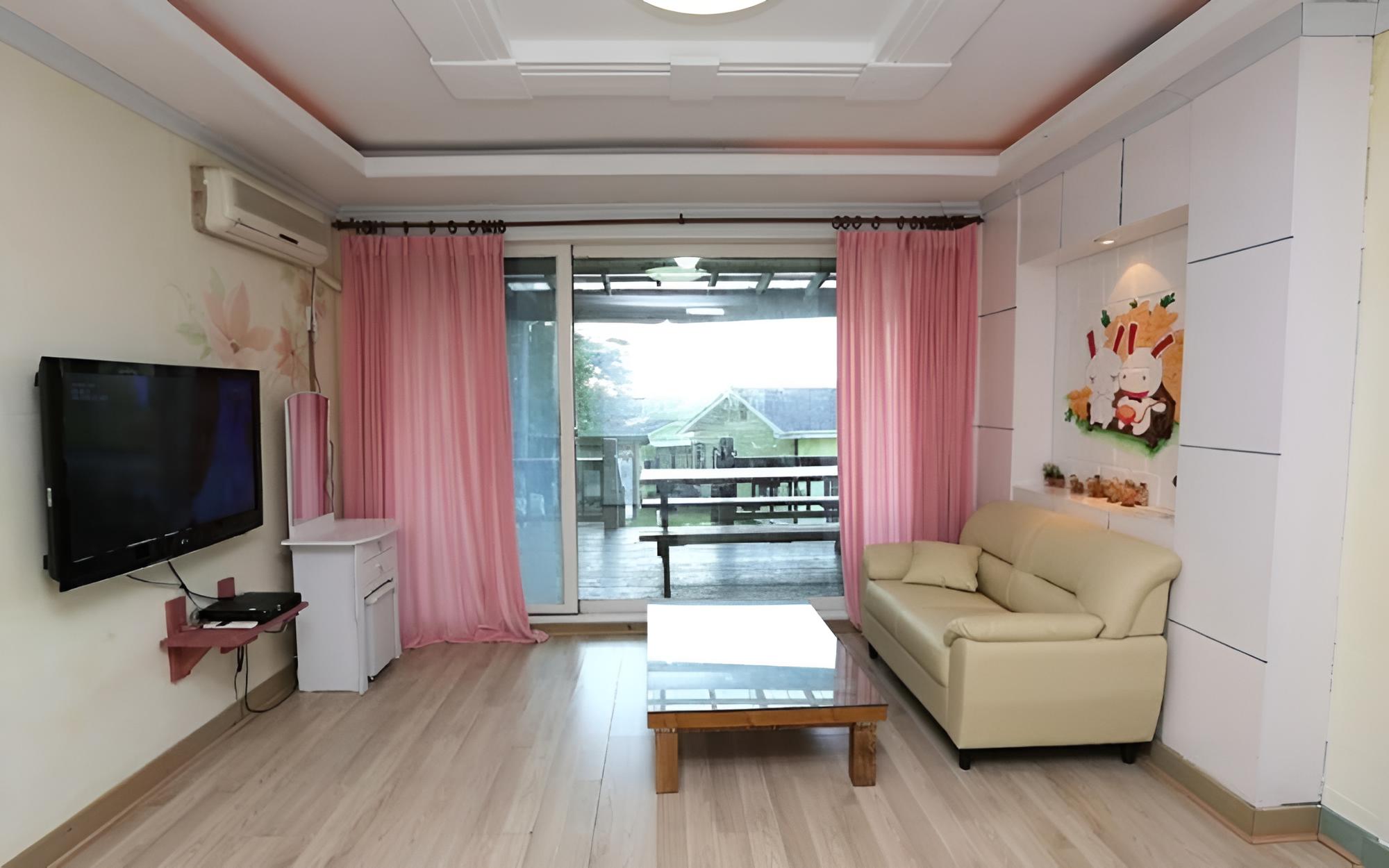Room (Aram) - Photo 2