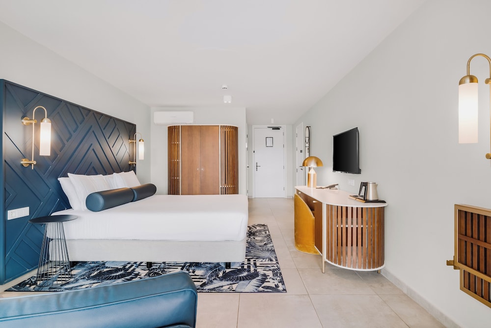 Deluxe Room, 1 King Bed, Partial Ocean View