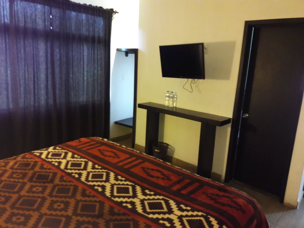Standard Room, 1 King Bed, Non Smoking, Jetted Tub photo 3