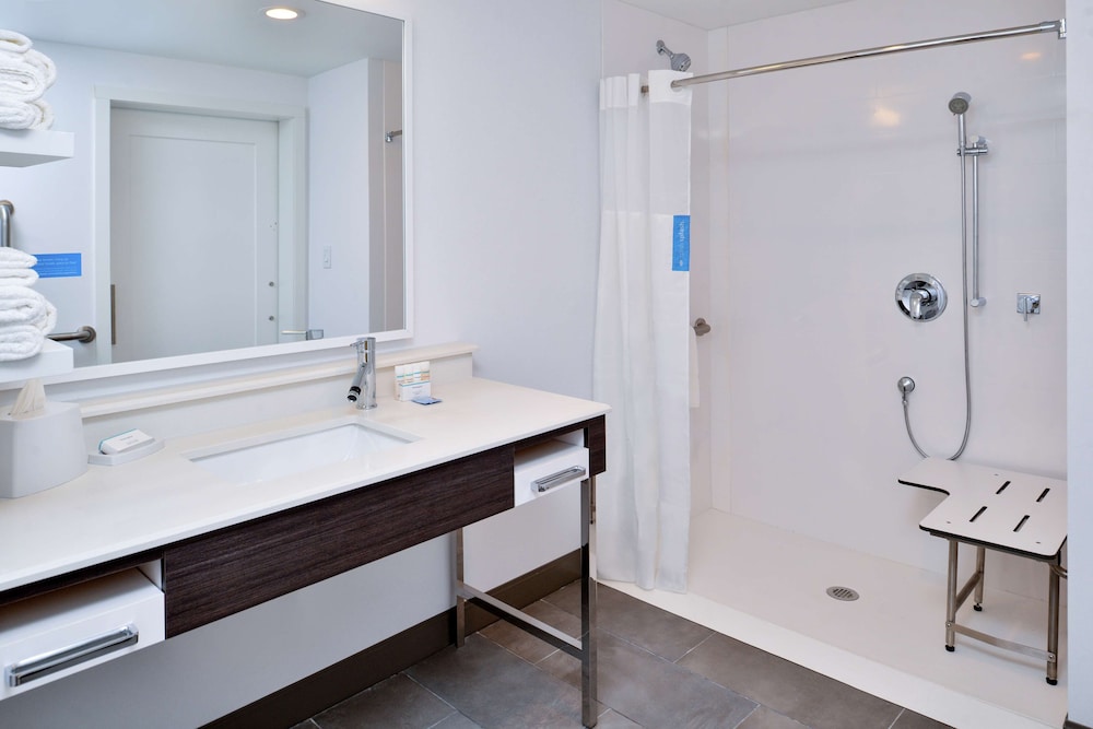 Room, 2 Queen Beds, Accessible, Bathtub