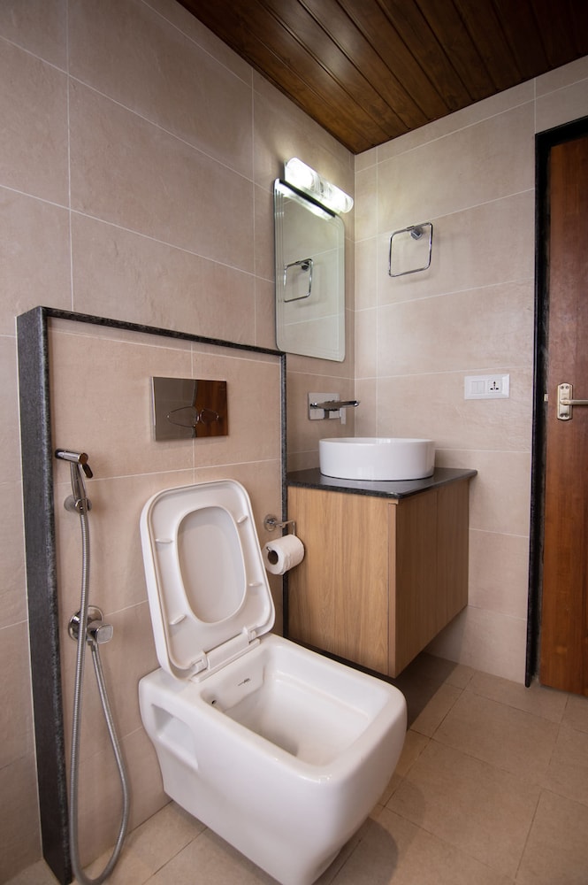 Deluxe Double or Twin Room, 1 Bedroom, Balcony, Garden View photo 3