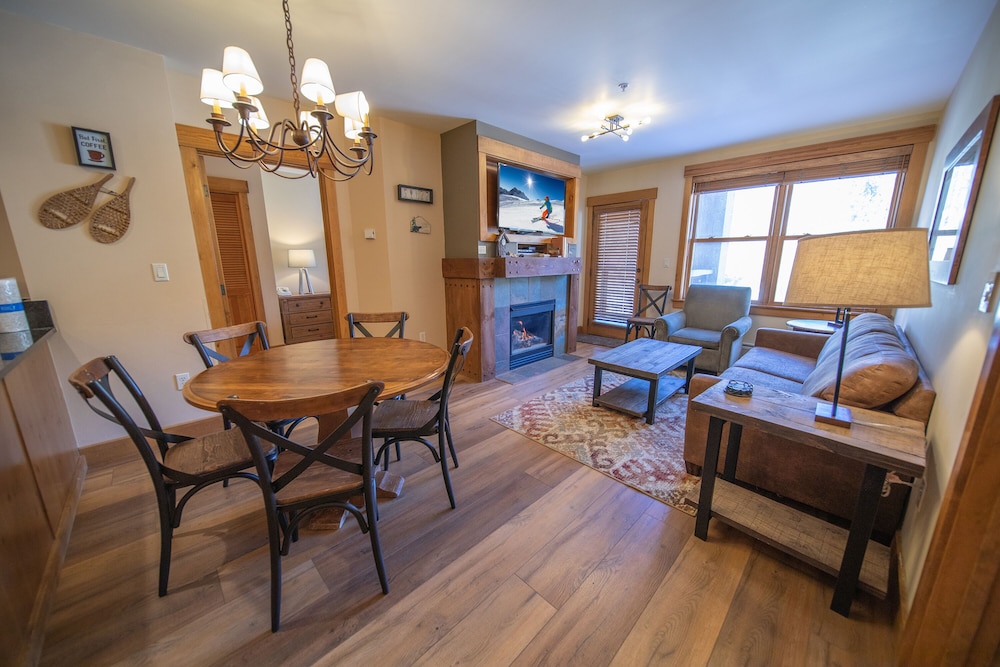 Superior Condo, 2 Bedrooms, Balcony, Mountain View (Springs 8859)