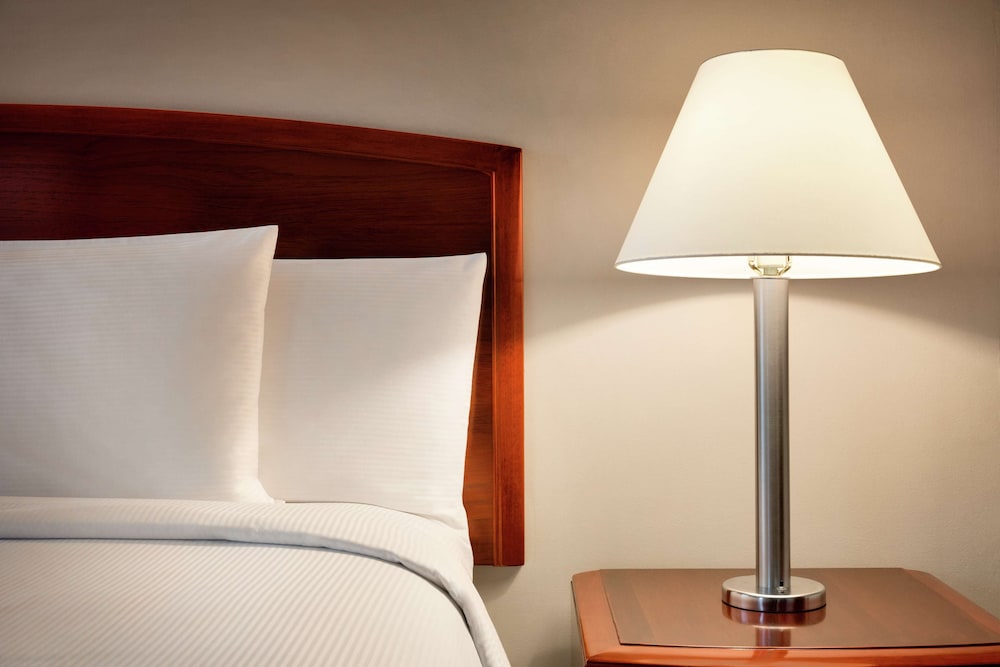 Deluxe Room, 1 King Bed, Accessible photo 3