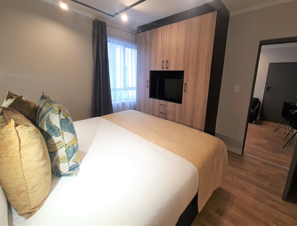 Deluxe Suite, 1 King Bed with Sofa bed, Ensuite, Courtyard View photo 2