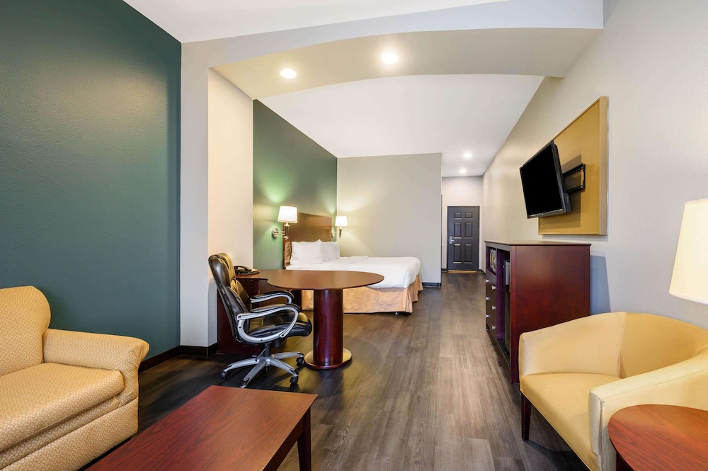 Deluxe Room, 1 King Bed, Non Smoking - Photo 5