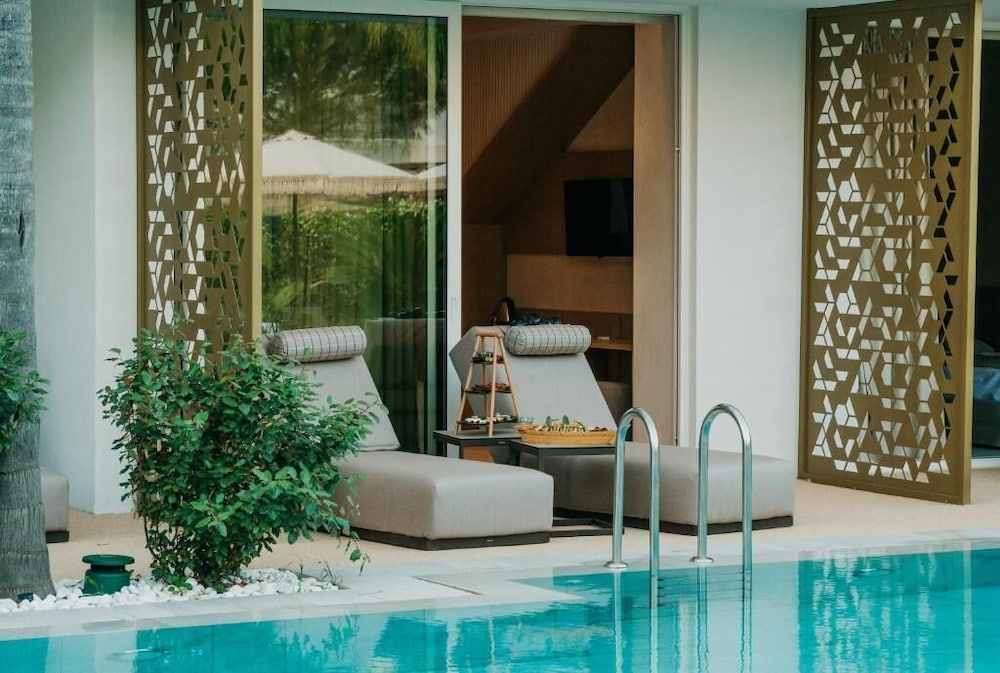 Deluxe King Suite with private pool photo 1