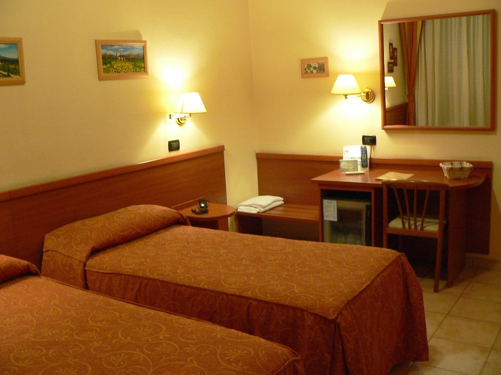 Room with 2 single beds photo 2