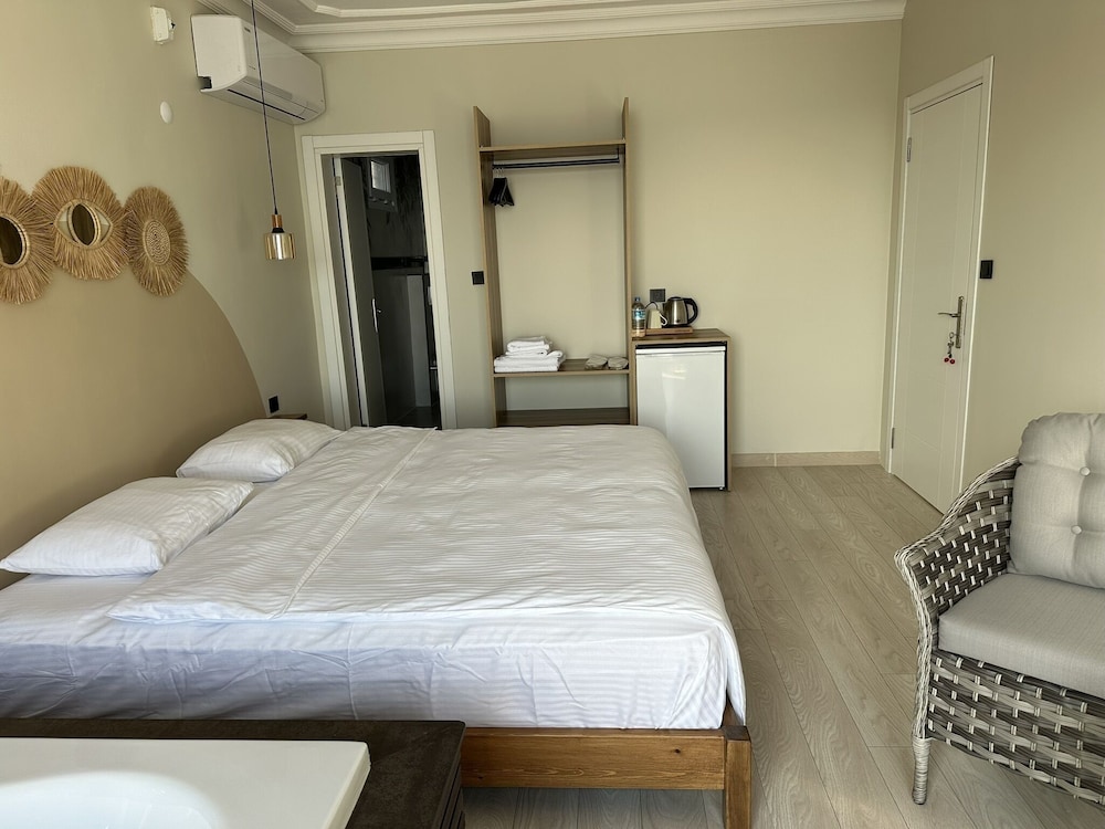 Deluxe Room, 1 King Bed, Terrace, Sea View photo 2