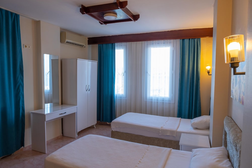 Superior Room, 1 Queen Bed photo 2