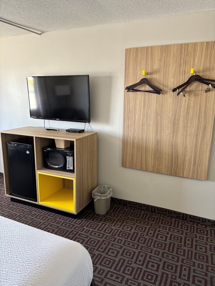 Room, 1 King Bed, Non Smoking - Photo 11