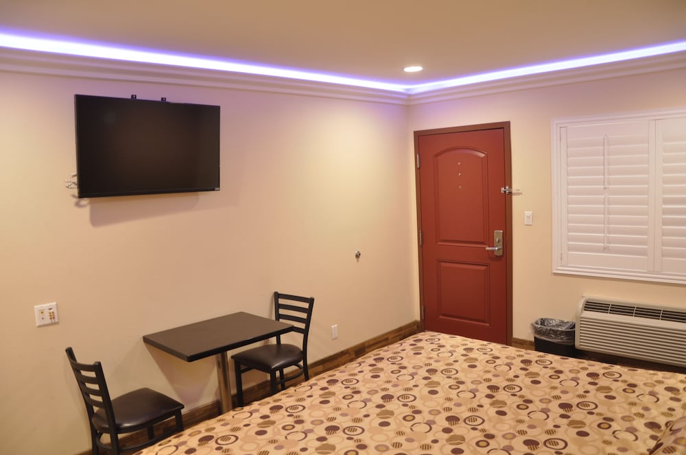 Standard Room, 1 Queen Bed photo 1